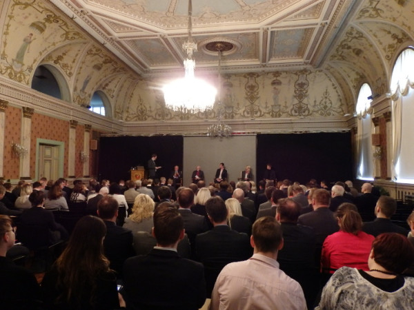 panelistit kaukaa edesta 724px